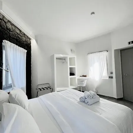Capsule hotel Noir Santorini *