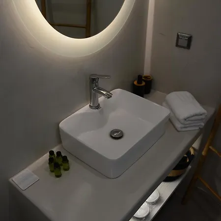Capsulehotel Noir Santorini *