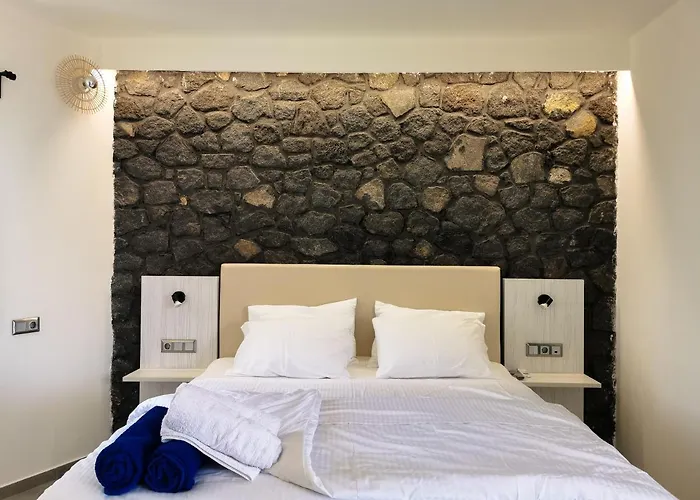 Noir Santorini Ξενοδοχείο με κάψουλες Μονόλιθος