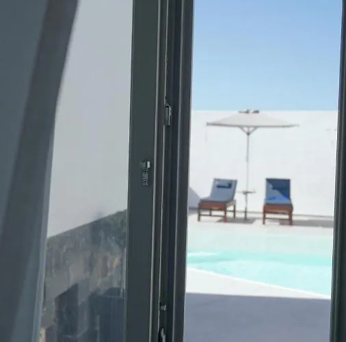 Ξενοδοχείο με κάψουλες Noir Santorini *