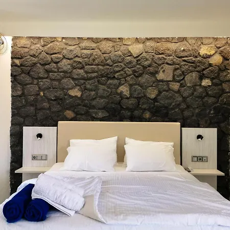 Noir Santorini Hotel kapsułowy Monolitos