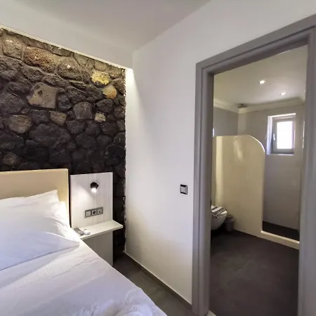 Noir Santorini Monolitos