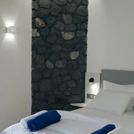 Noir Santorini Monolitos