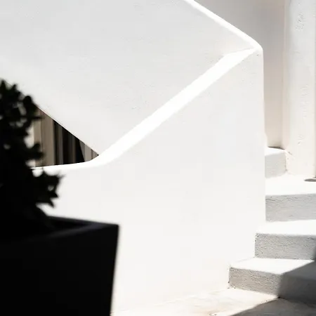 Noir Santorini Hotel a capsule *