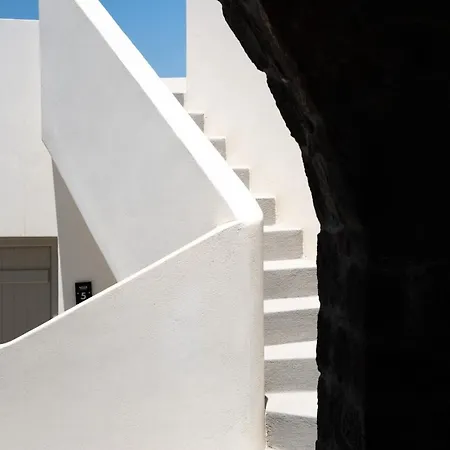 Noir Santorini Hotel a capsule *