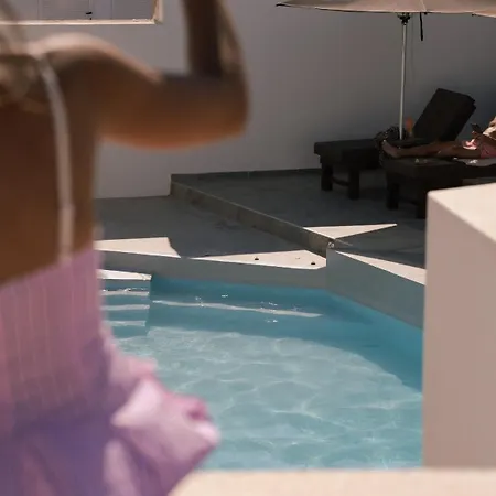 Kapsül Otel Noir Santorini Monolithos