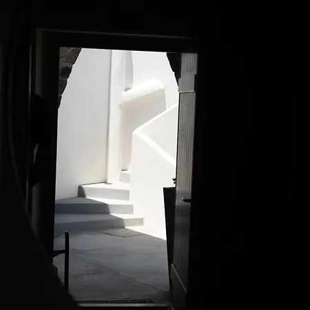 Noir Santorini Hotel a capsule