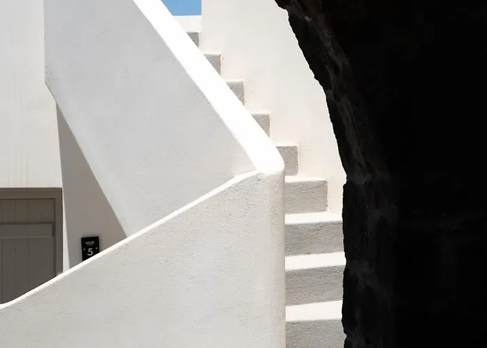 Noir Santorini Kapselhotel *