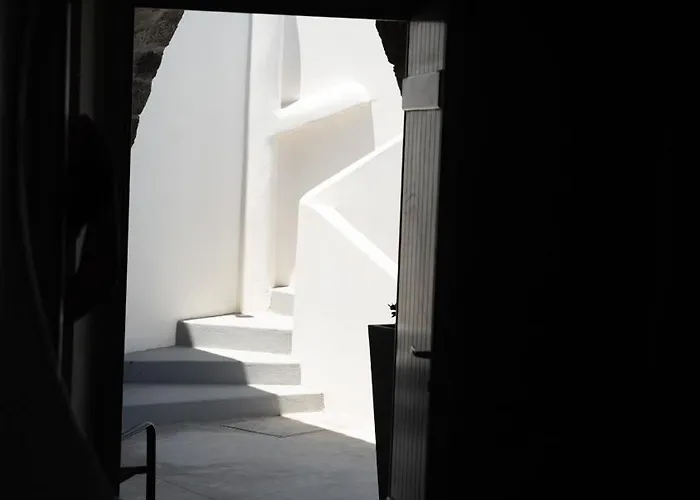 Noir Santorini Kapselhotel