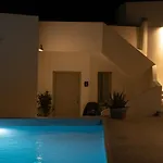 Hôtel capsule Noir Santorini Monolithos