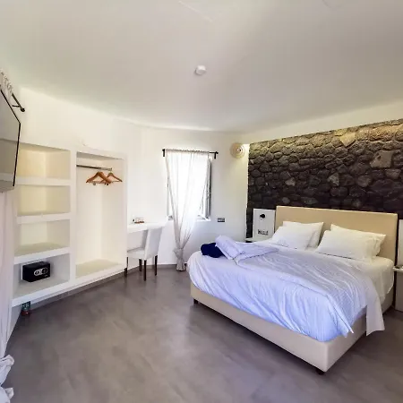 Noir Santorini Kapselhotel Monolithos