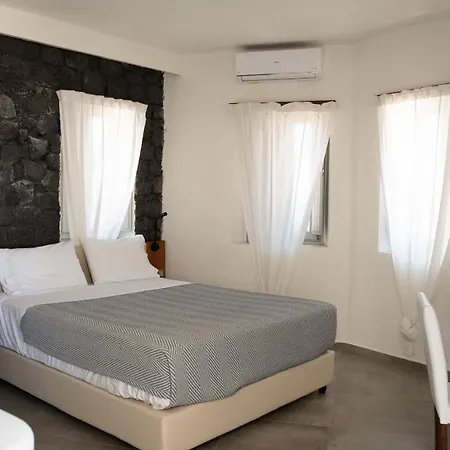 Noir Santorini Capsulehotel Monolithos