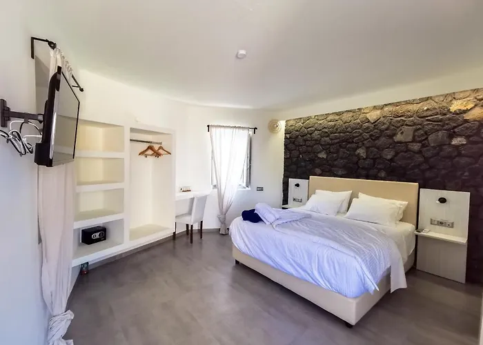 Noir Santorini Capsulehotel Monolithos