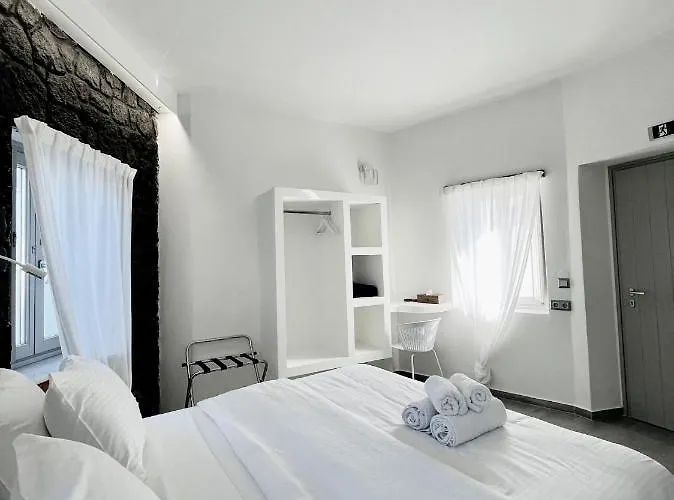 Capsulehotel Noir Santorini *