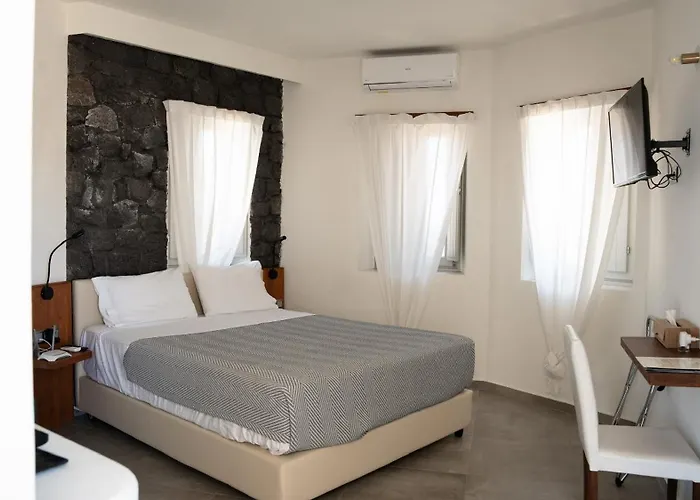 Noir Santorini Capsule hotel Monolithos (Santorini)