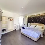 Noir Santorini Kapselhotel Monolithos