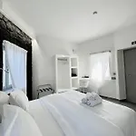 Kapselhotel Noir Santorini *
